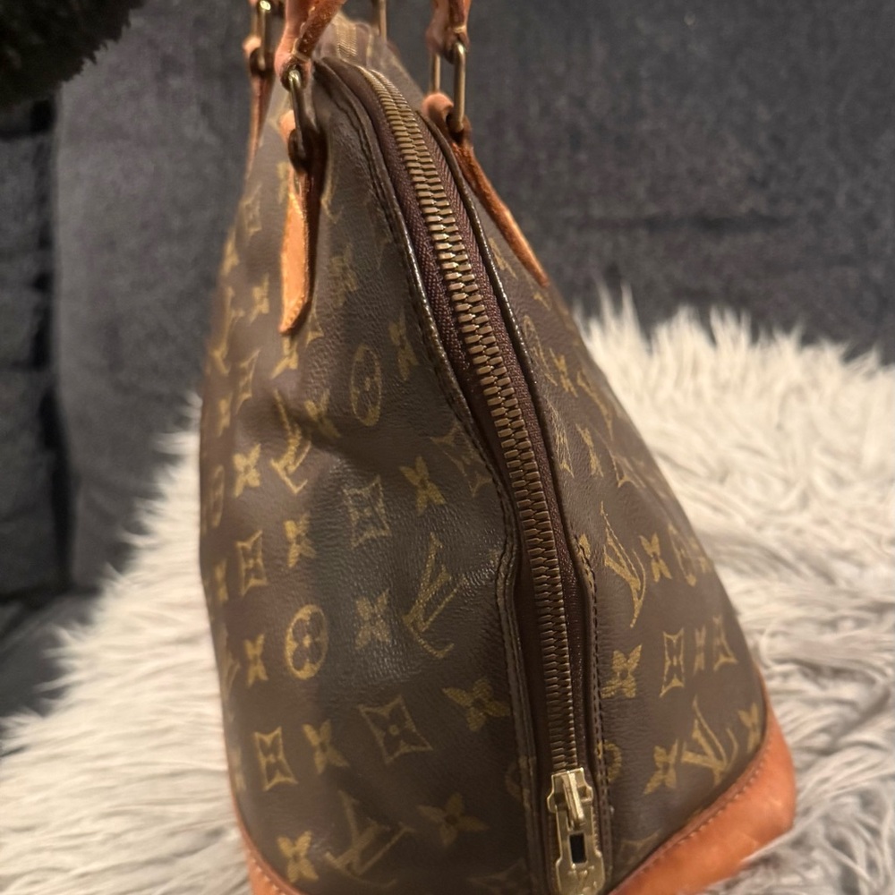 Louis Vuitton Brown Monogram Handbag - Picture 4 of 10